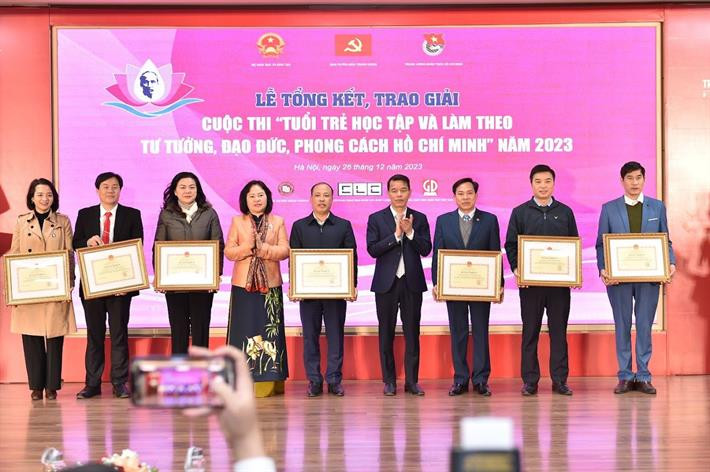 Phó Trưởng Ban Tuyên giáo Trung ương Vũ Thanh Mai, Thứ trưởng Ngô Thị Minh trao tặng Bằng khen của Bộ trưởng Bộ GD&ĐT cho các Sở GD&ĐT có nhiều thí sinh tham gia, đạt giải cao. Phó Trưởng Ban Tuyên giáo Trung ương Vũ Thanh Mai, Thứ trưởng Ngô Thị Minh trao tặng Bằng khen của Bộ trưởng Bộ GD&ĐT cho các Sở GD&ĐT có nhiều thí sinh tham gia, đạt giải cao.