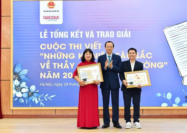 Thứ trưởng Phạm Ngọc Thưởng trao giải cho hai tác giả có tác phẩm đoạt giải Nhất cuộc thi. Thứ trưởng Phạm Ngọc Thưởng trao giải cho hai tác giả có tác phẩm đoạt giải Nhất cuộc thi.