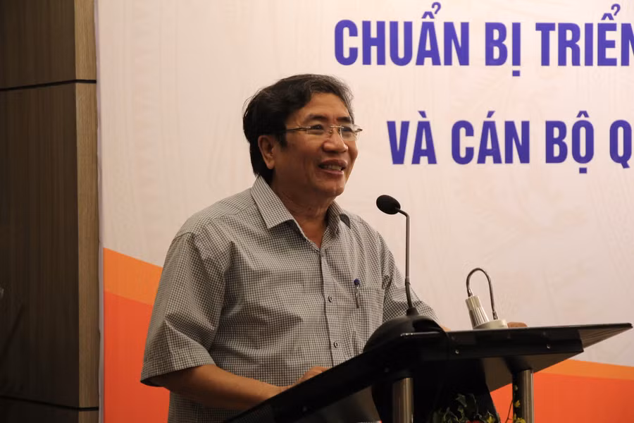 Ông Vũ Đình Chuẩn – Vụ trưởng Vụ Giáo dục Trung học phát biểu khai mạc Hội nghị tập huấn