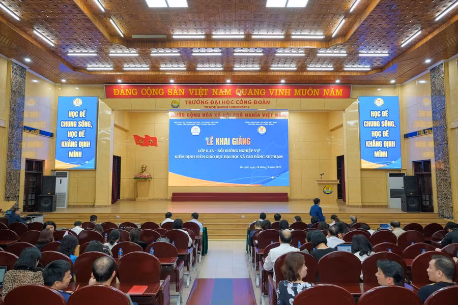 Khai giảng lớp Bồi dưỡng nghiệp vụ kiểm định viên K1 tại Trường ĐH Công đoàn. Ảnh: dhcd.edu.vn.