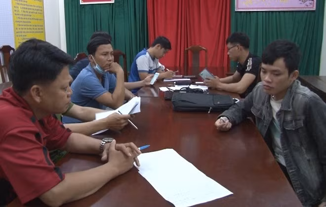 Các đối tượng tại cơ quan Công an.