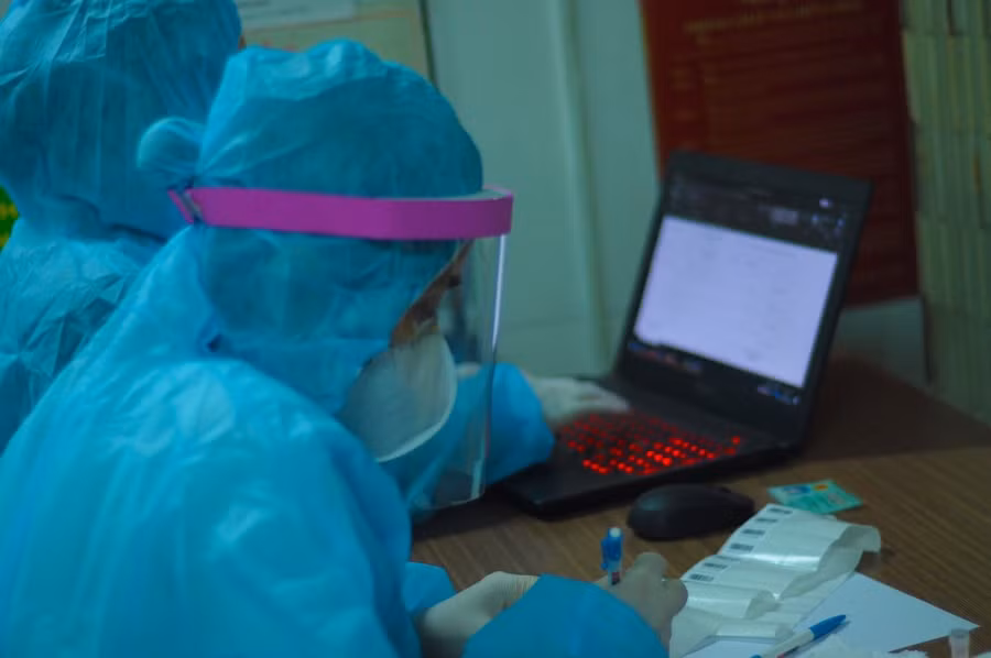 Nhân viên y tế tại TP.HCM ghi thông tin mẫu xét nghiệm SARS-CoV-2. Ảnh HCDC.