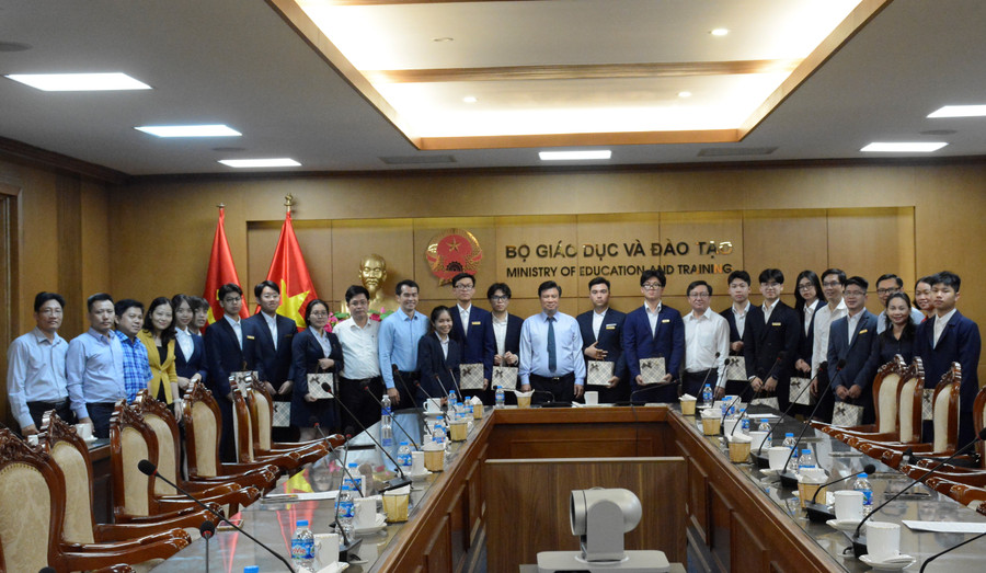 Thứ trưởng Nguyễn Hữu Độ chụp ảnh lưu niệm cùng Đoàn cán bộ, học sinh Việt Nam tham dự Hội thi Khoa học kỹ thuật quốc tế năm 2023. Thứ trưởng Nguyễn Hữu Độ chụp ảnh lưu niệm cùng Đoàn cán bộ, học sinh Việt Nam tham dự Hội thi Khoa học kỹ thuật quốc tế năm 2023.