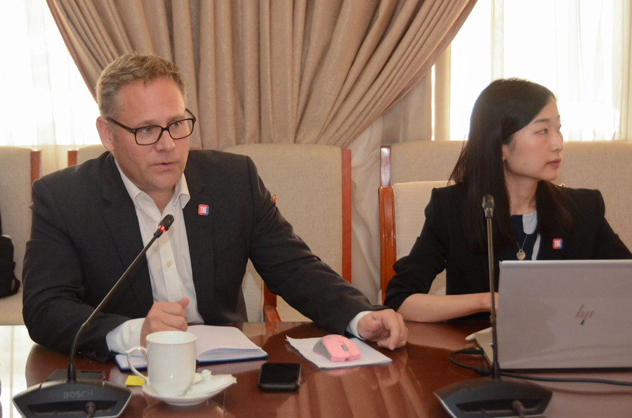 Đại diện Tổ chức Times Higher Education phát biểu tại buổi làm việc.