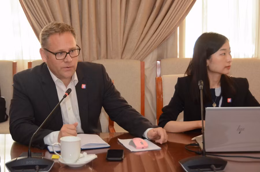 Đại diện Tổ chức Times Higher Education phát biểu tại buổi làm việc.