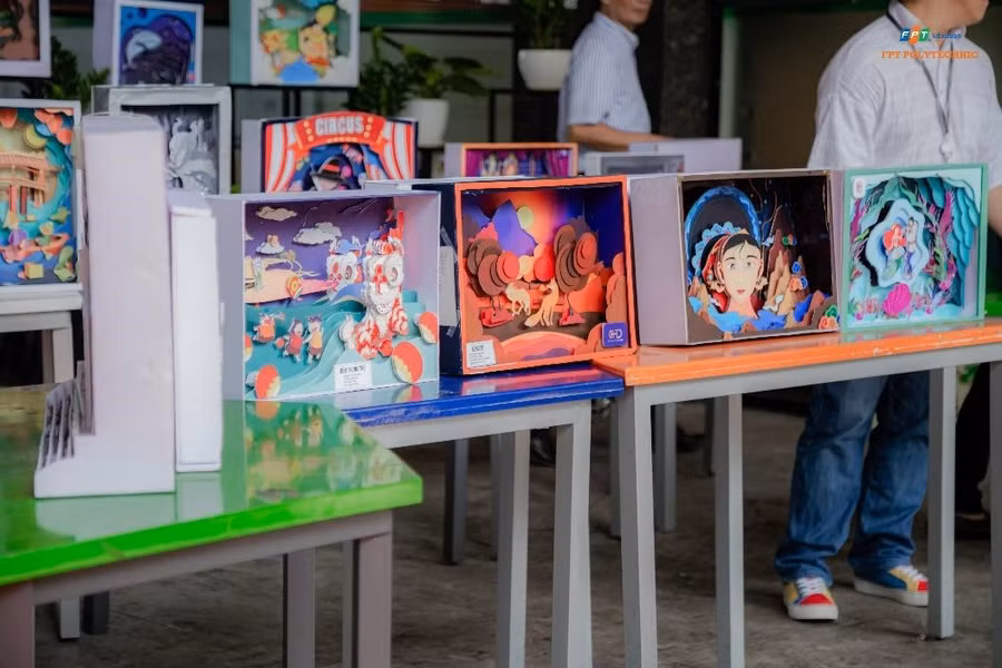 Các tác phẩm cắt giấy công phu do sinh viên thực hiện.