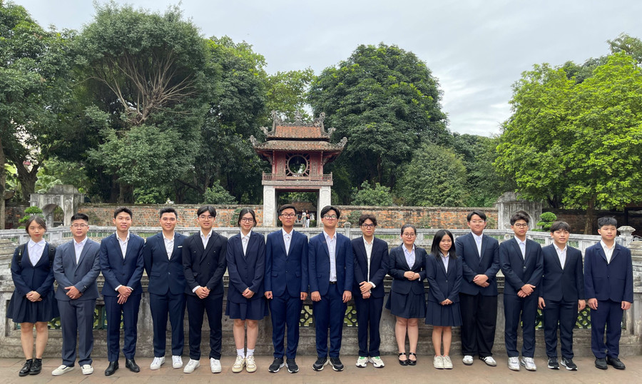 13 học sinh tham dự ISEF 2023 và 2 học sinh là quan sát viên dâng hương tại Văn miếu Quốc Tử Giám. 13 học sinh tham dự ISEF 2023 và 2 học sinh là quan sát viên dâng hương tại Văn miếu Quốc Tử Giám.
