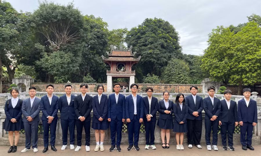 13 học sinh tham dự ISEF 2023 và 2 học sinh là quan sát viên dâng hương tại Văn miếu Quốc Tử Giám.