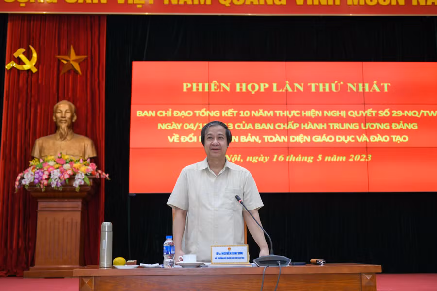 Bộ trưởng Bộ GD&ĐT Nguyễn Kim Sơn, Trưởng Ban Chỉ đạo tổng kết 10 năm thực hiện Nghị quyết số 29 về đổi mới căn bản, toàn diện giáo dục và đào tạo phát biểu tại phiên họp.