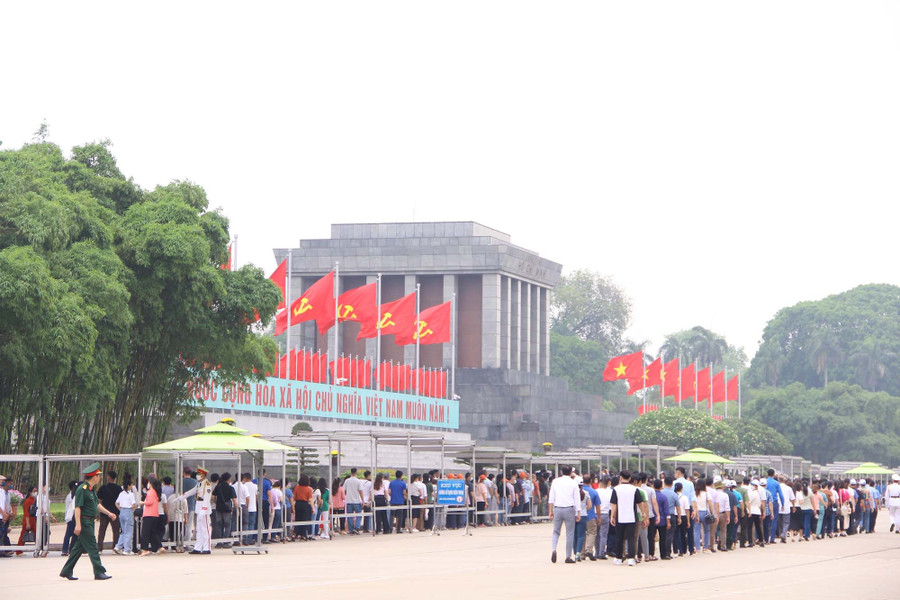 Dòng người vào lăng viếng Bác. Ảnh: ITN.