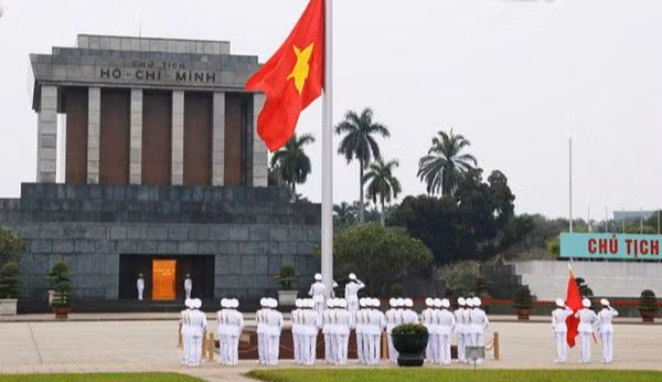 Lễ Thượng cờ hằng ngày trước Lăng Chủ tịch Hồ Chí Minh. Ảnh: ITN.