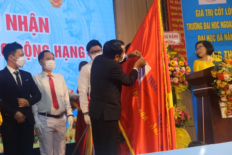 PGS.TS Ngô Văn Dưỡng - Phó Giám đốc ĐH Đà Nẵng thừa ủy quyền trao Huân chương Lao động hạng Ba cho tập thể Trường ĐH Ngoại ngữ