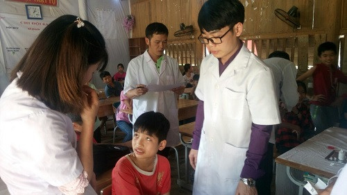 Trường phối hợp với trung tâm y tế huyện Na Hang khám sức khỏe ban đầu cho học sinh