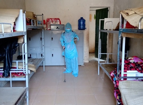 Phun thuốc muỗi trong khu nội trú của học sinh Phun thuốc muỗi trong khu nội trú của học sinh