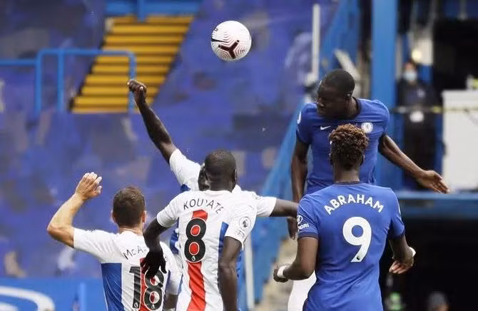 Trung vệ Kurt Zouma nhân đôi cách biệt cho chủ nhà.