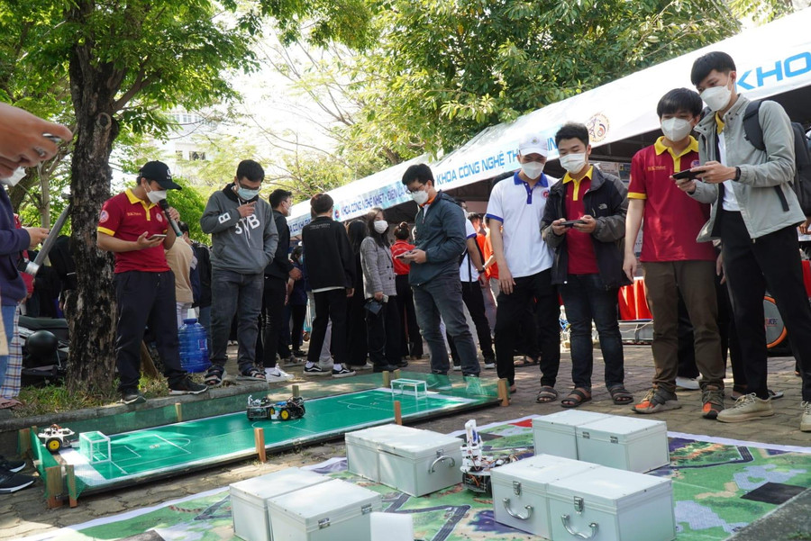 Triển lãm các sản phẩm sinh viên nghiên cứu khoa học tại trường phổ thông là một kênh để học sinh tìm hiểu xu hướng ngành nghề. Triển lãm các sản phẩm sinh viên nghiên cứu khoa học tại trường phổ thông là một kênh để học sinh tìm hiểu xu hướng ngành nghề.