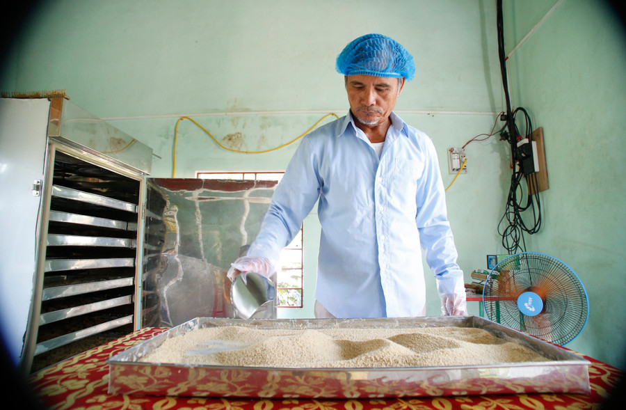 Ông Hùng đang làm bột ngũ cốc.