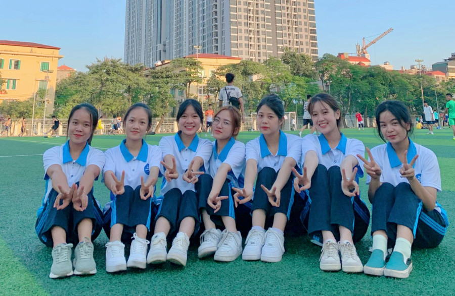 Sinh viên Trịnh Thị Nhung (thứ 3 từ phải qua trái) cùng các bạn trong giờ học giáo dục thể chất. Ảnh: NVCC Sinh viên Trịnh Thị Nhung (thứ 3 từ phải qua trái) cùng các bạn trong giờ học giáo dục thể chất. Ảnh: NVCC