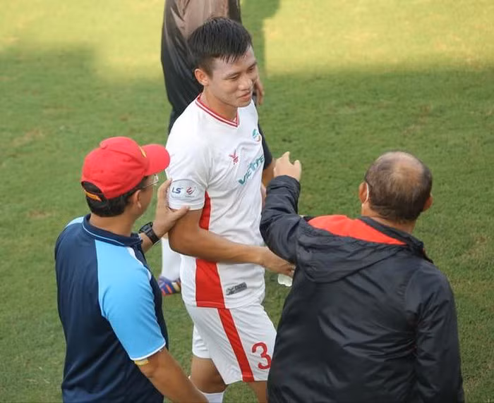 Thầy Park tranh thủ gặp gỡ học trò ở Viettel như Quế Ngọc Hải.