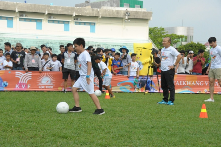 HLV Park Hang Seo “truyền lửa” bóng đá cho trẻ em An Giang ảnh 11