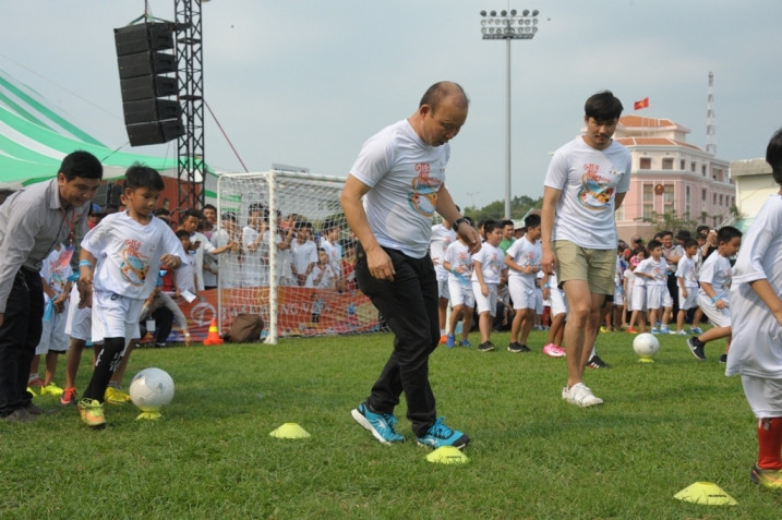 HLV Park Hang Seo “truyền lửa” bóng đá cho trẻ em An Giang ảnh 8