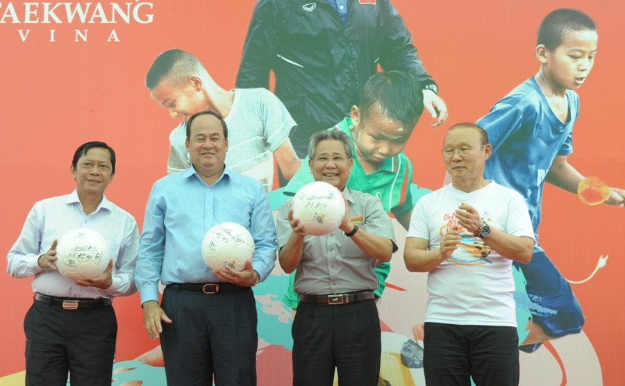 HLV Park Hang Seo “truyền lửa” bóng đá cho trẻ em An Giang ảnh 6