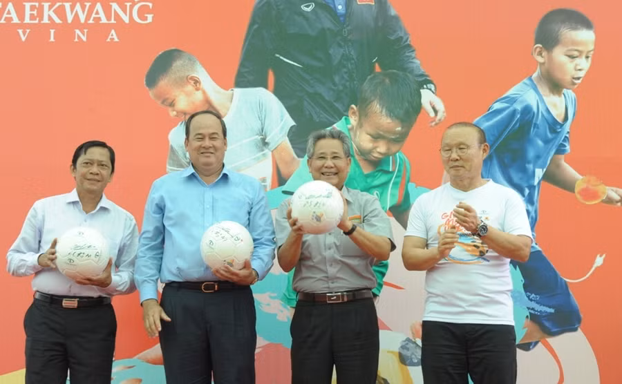 HLV Park Hang Seo “truyền lửa” bóng đá cho trẻ em An Giang ảnh 6