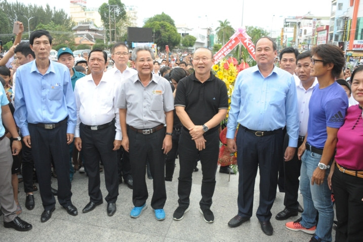 HLV Park Hang Seo “truyền lửa” bóng đá cho trẻ em An Giang ảnh 3