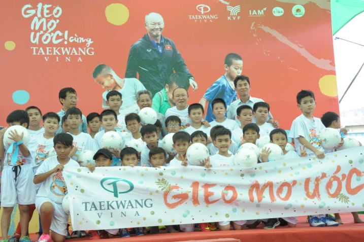 HLV Park Hang Seo “truyền lửa” bóng đá cho trẻ em An Giang ảnh 5