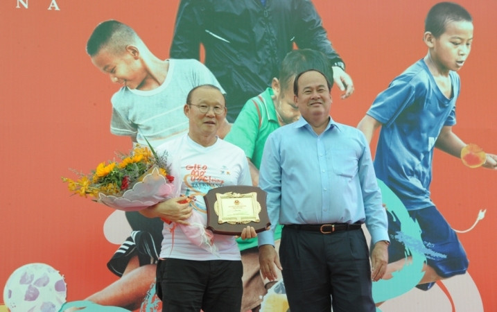 HLV Park Hang Seo “truyền lửa” bóng đá cho trẻ em An Giang ảnh 4