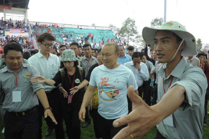 HLV Park Hang Seo “truyền lửa” bóng đá cho trẻ em An Giang ảnh 2