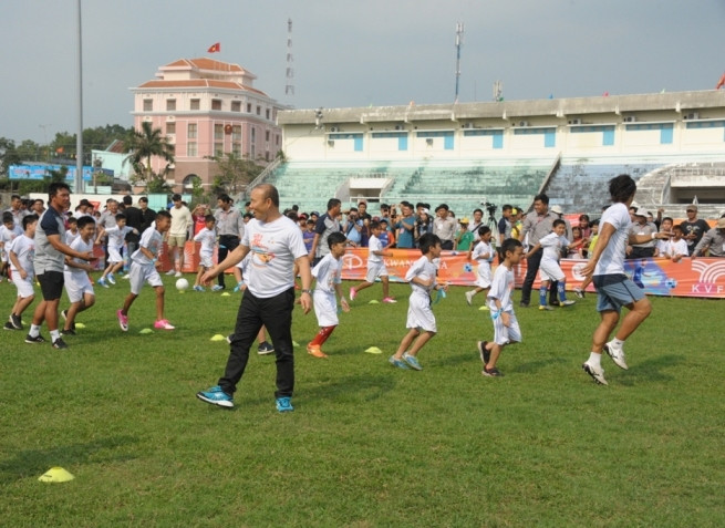 HLV Park Hang Seo “truyền lửa” bóng đá cho trẻ em An Giang ảnh 9