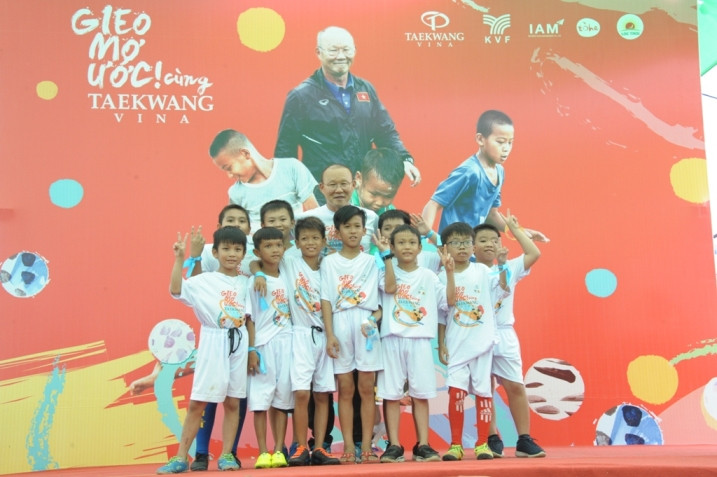 HLV Park Hang Seo “truyền lửa” bóng đá cho trẻ em An Giang ảnh 7