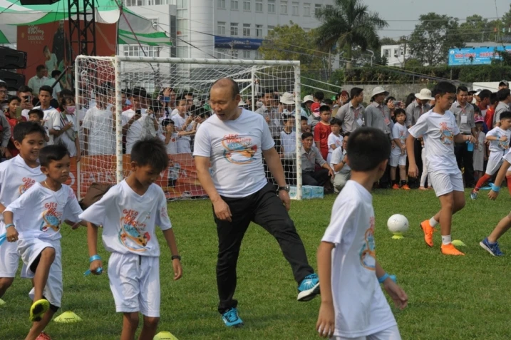 HLV Park Hang Seo “truyền lửa” bóng đá cho trẻ em An Giang 