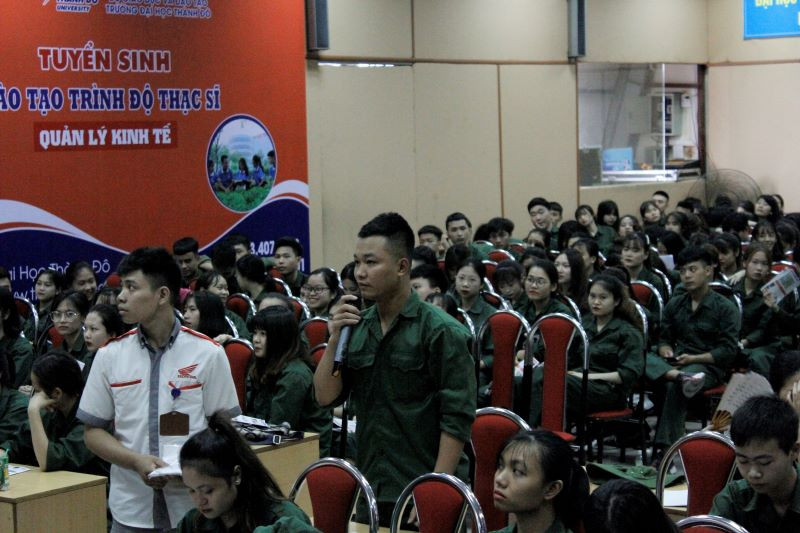 Nhiều thắc mắc được sinh viên chia sẻ và được giải đáp tại buổi tập huấn