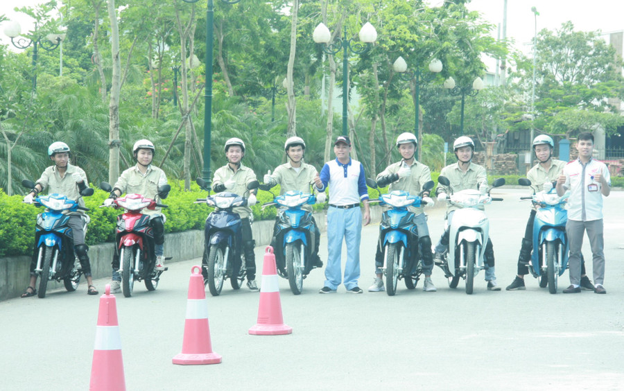 Sau phần tập huấn lý thuyết, sinh viên được thực hành về lái xe an toàn