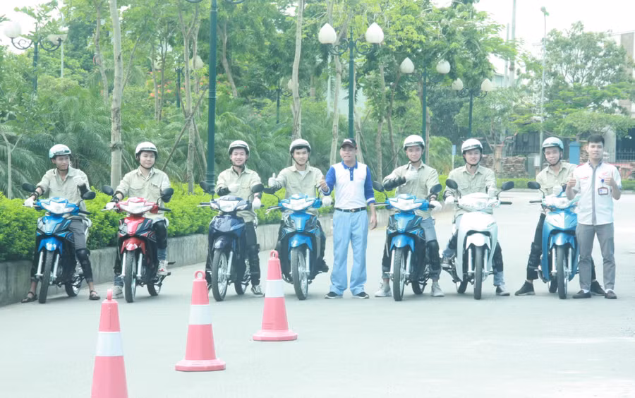 Sau phần tập huấn lý thuyết, sinh viên được thực hành về lái xe an toàn