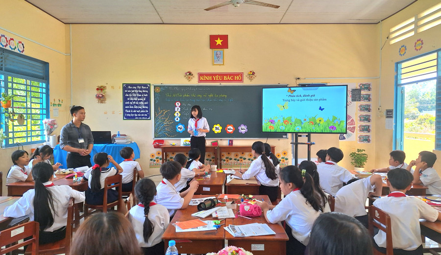 Học sinh giới thiệu sản phẩm nhóm trong tiết thực nghiệm. (Ảnh: Trọng Nhân) Học sinh giới thiệu sản phẩm nhóm trong tiết thực nghiệm. (Ảnh: Trọng Nhân)