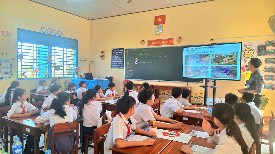 Giáo viên và học sinh thực nghiệm chủ đề: Sản phẩm thủ công mĩ nghệ địa phương. (Ảnh: Trọng Nhân) Giáo viên và học sinh thực nghiệm chủ đề: Sản phẩm thủ công mĩ nghệ địa phương. (Ảnh: Trọng Nhân)