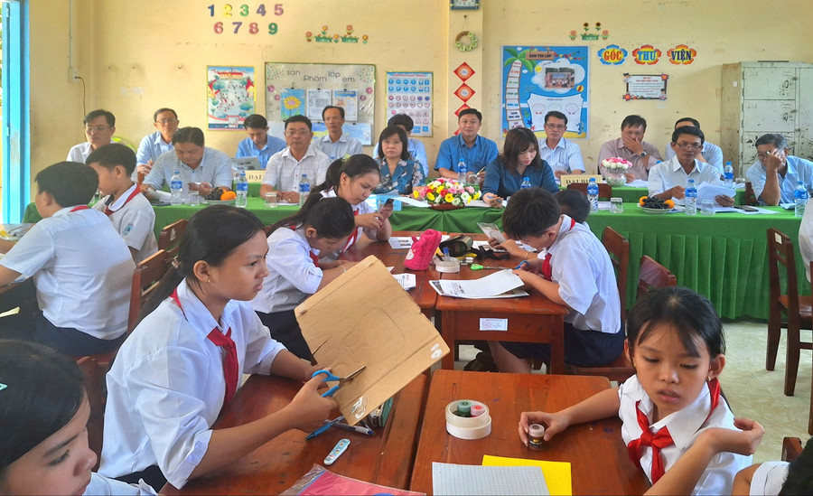 Học sinh thực hành tạo sản phẩm thủ công nghệ yêu thích. (Ảnh: Trọng Nhân) Học sinh thực hành tạo sản phẩm thủ công nghệ yêu thích. (Ảnh: Trọng Nhân)