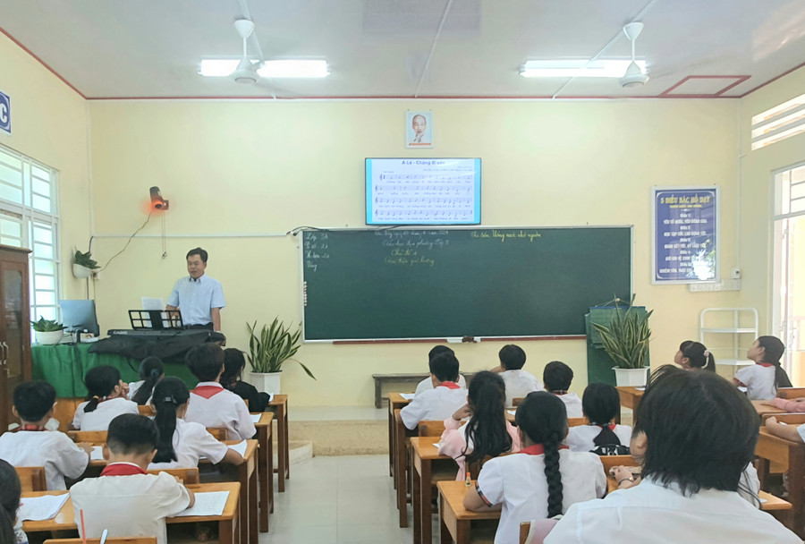 Giáo viên và học sinh thực nghiệm chủ đề: Giai điệu quê hương. (Ảnh: Trọng Nhân) Giáo viên và học sinh thực nghiệm chủ đề: Giai điệu quê hương. (Ảnh: Trọng Nhân)