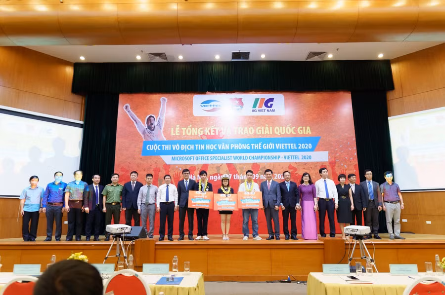 Đại diện ban tổ chức và các đại biểu từ cơ quan quản lý, nhà trường cùng ba nhà vô địch cuộc thi MOSWC – Viettel năm 2020.