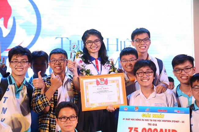 Bạn bè chia vui với Yamashita Hồng Ân-thí sinh giành giải Nhất tại cuộc thi