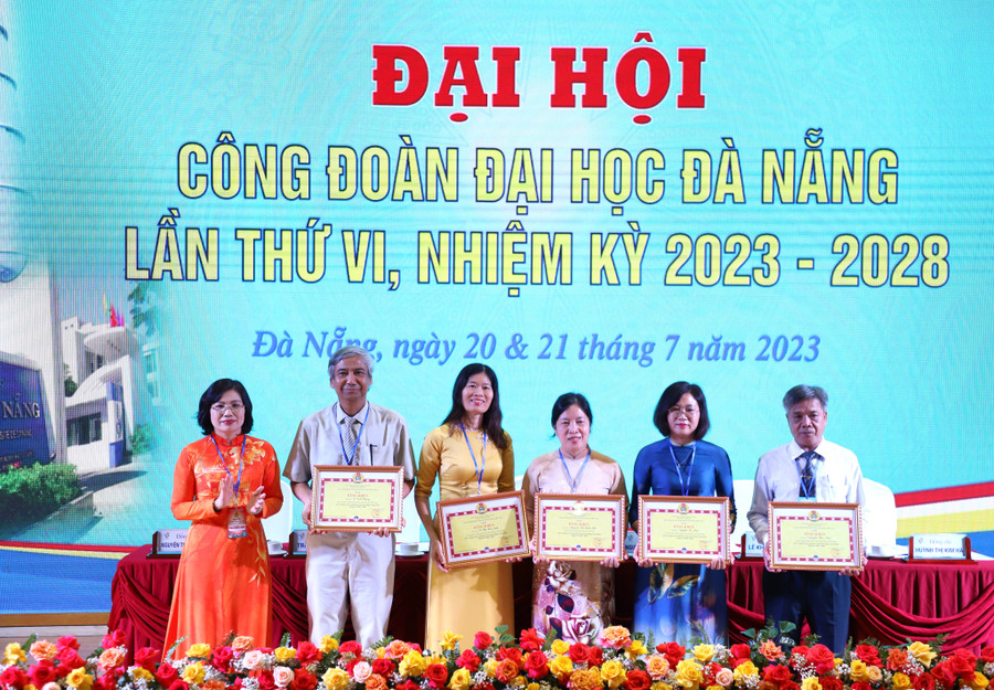 Đại diện Công đoàn Giáo dục Việt Nam trao Bằng khen cho các cá nhân tiêu biểu. Đại diện Công đoàn Giáo dục Việt Nam trao Bằng khen cho các cá nhân tiêu biểu.