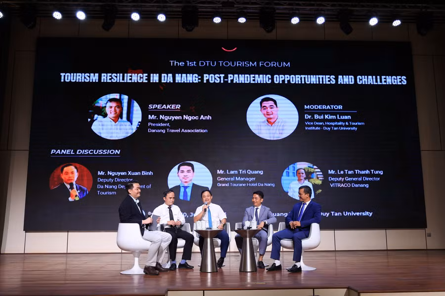Diễn đàn du lịch do Trường ĐH Duy Tân tổ chức thu hút sự tham gia của nhiều doanh nghiệp. 