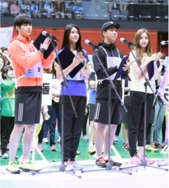 Seol Hyun xuất hiện cùng Na Eun trong chương trình Idol Star Athletics Championships của đài MBC. loat-bang-chung-cho-thay-seol-hyun-la-nu-hoang-truyen-thong-12