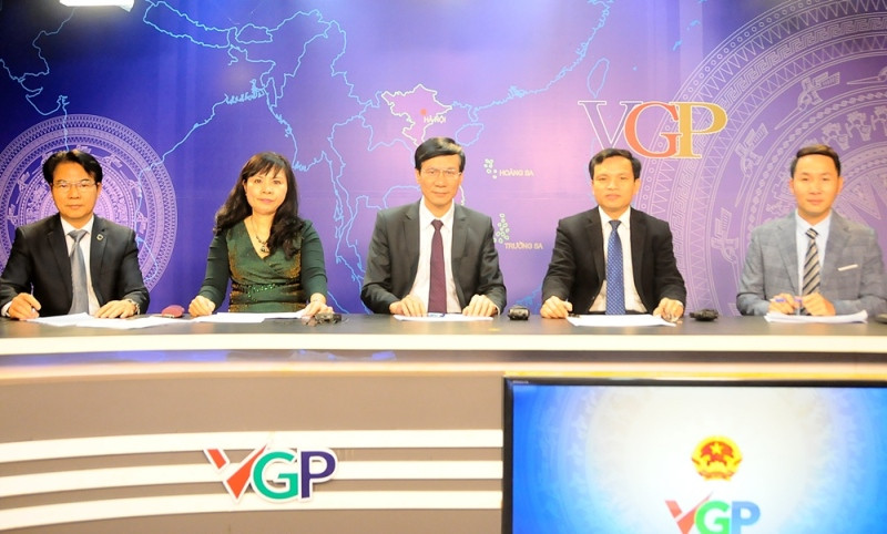 Các khách mời tham gia tọa đàm trực tuyến