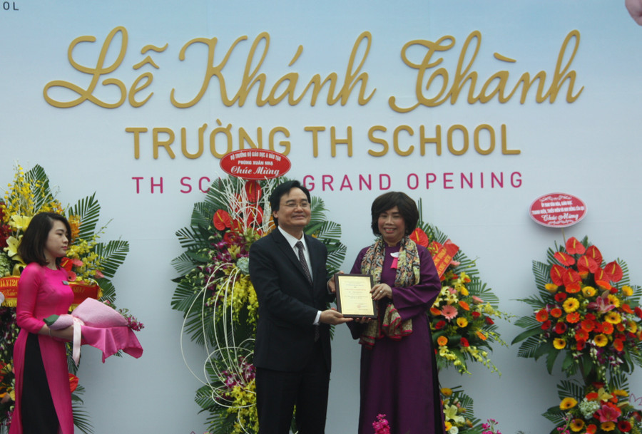 Bộ trưởng Phùng Xuân Nhạ trao Kỷ niệm chương Vì sự nghiệp giáo dục cho bà Thái Hương - Chủ tịch Tập đoàn TH