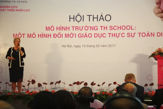 Bà Yvette Jeffrey - Tổng hiệu trưởng Trường TH School - phát biểu tại hội thảo