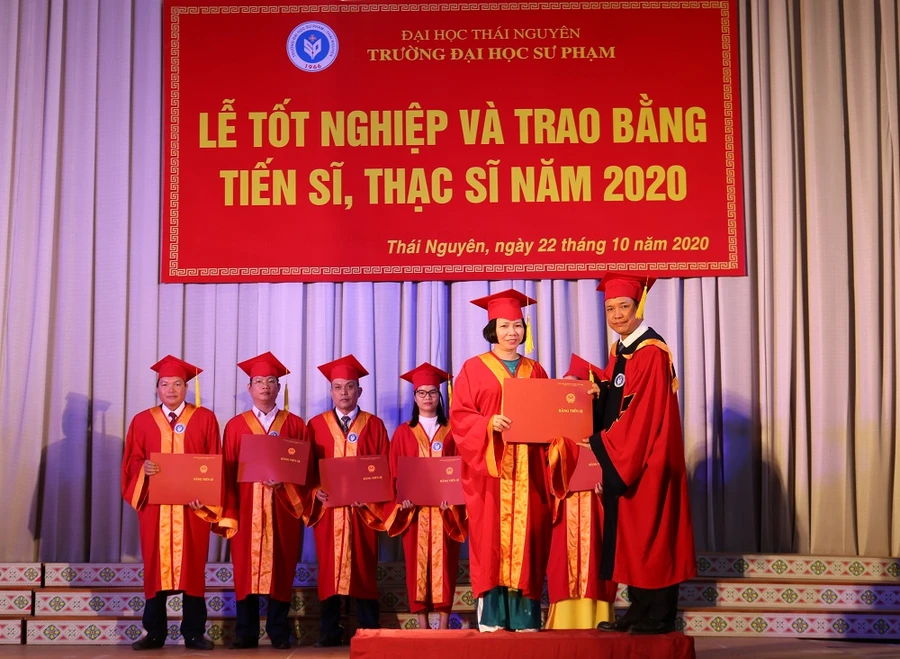 PGS.TS Mai Xuân Trường, Hiệu trưởng trường ĐH Sư phạm (Đại học Thái Nguyên) trao bằng cho các tân tiến sĩ